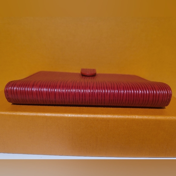 🔥SOLD🔥LOUIS🌻VUITTON EUC Epi Bifold Passport Agenda - Picture 8 of 16